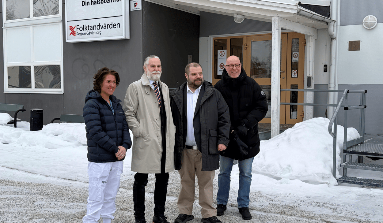 En gruppe mennesker som står foran en bygning.